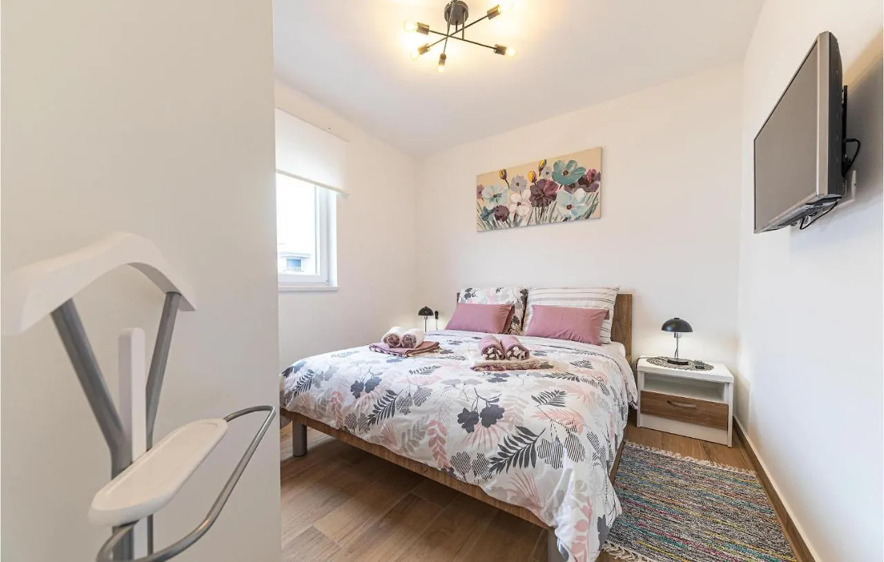 2 Bedroom Nice Apartment In Trogir