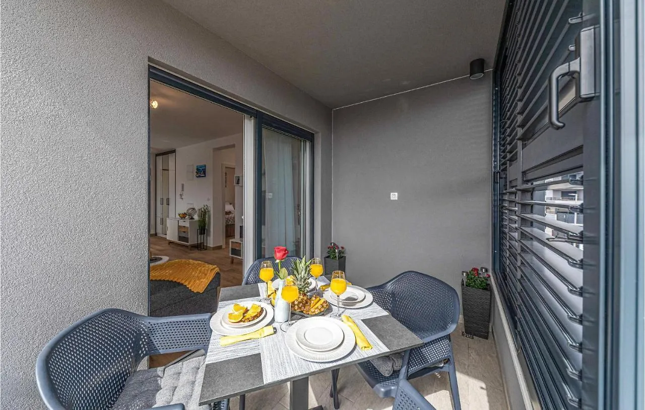 2 Bedroom Nice Apartment In טרוגיר 0*,